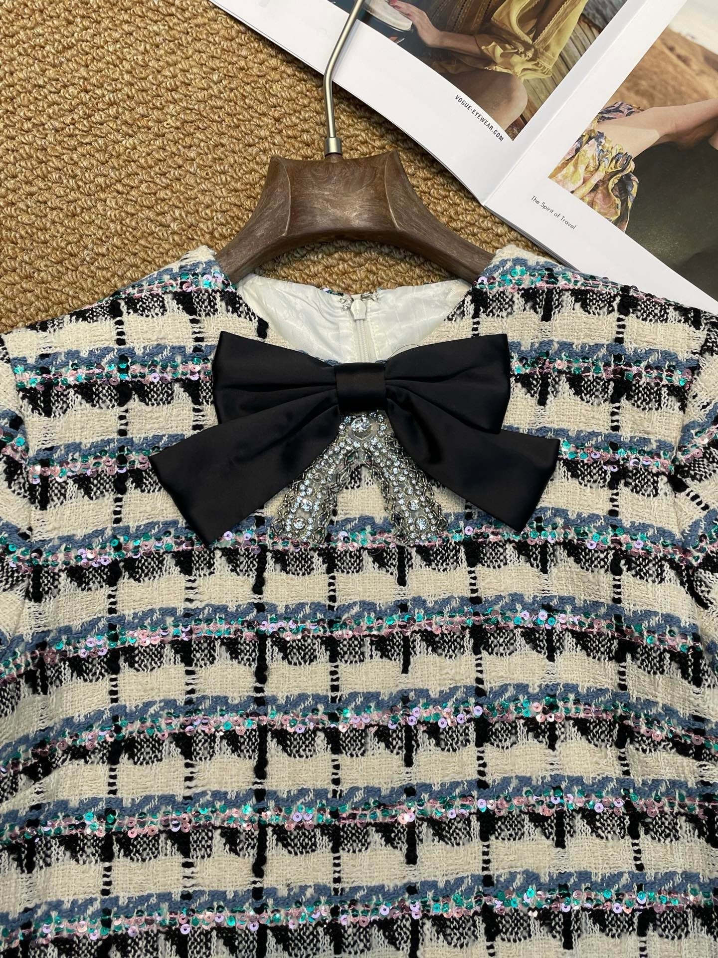 Robe droite en tweed avec nœud et accents de cristal 