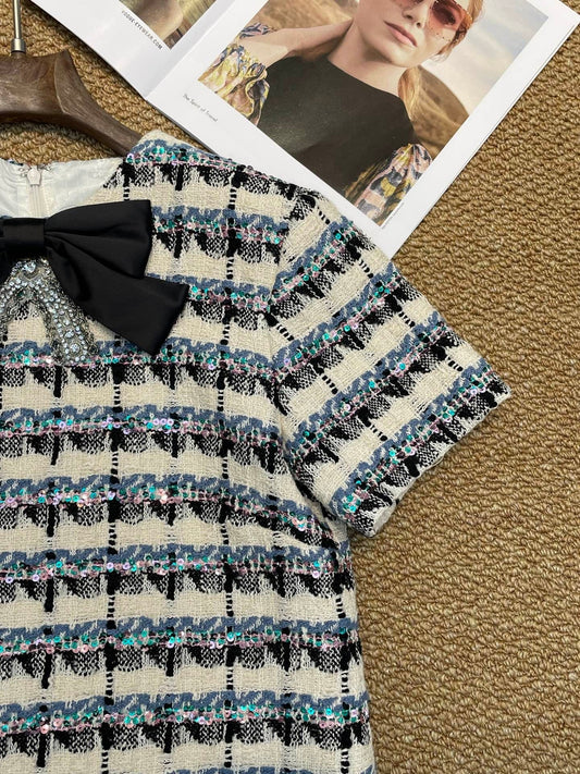 Robe droite en tweed avec nœud et accents de cristal 