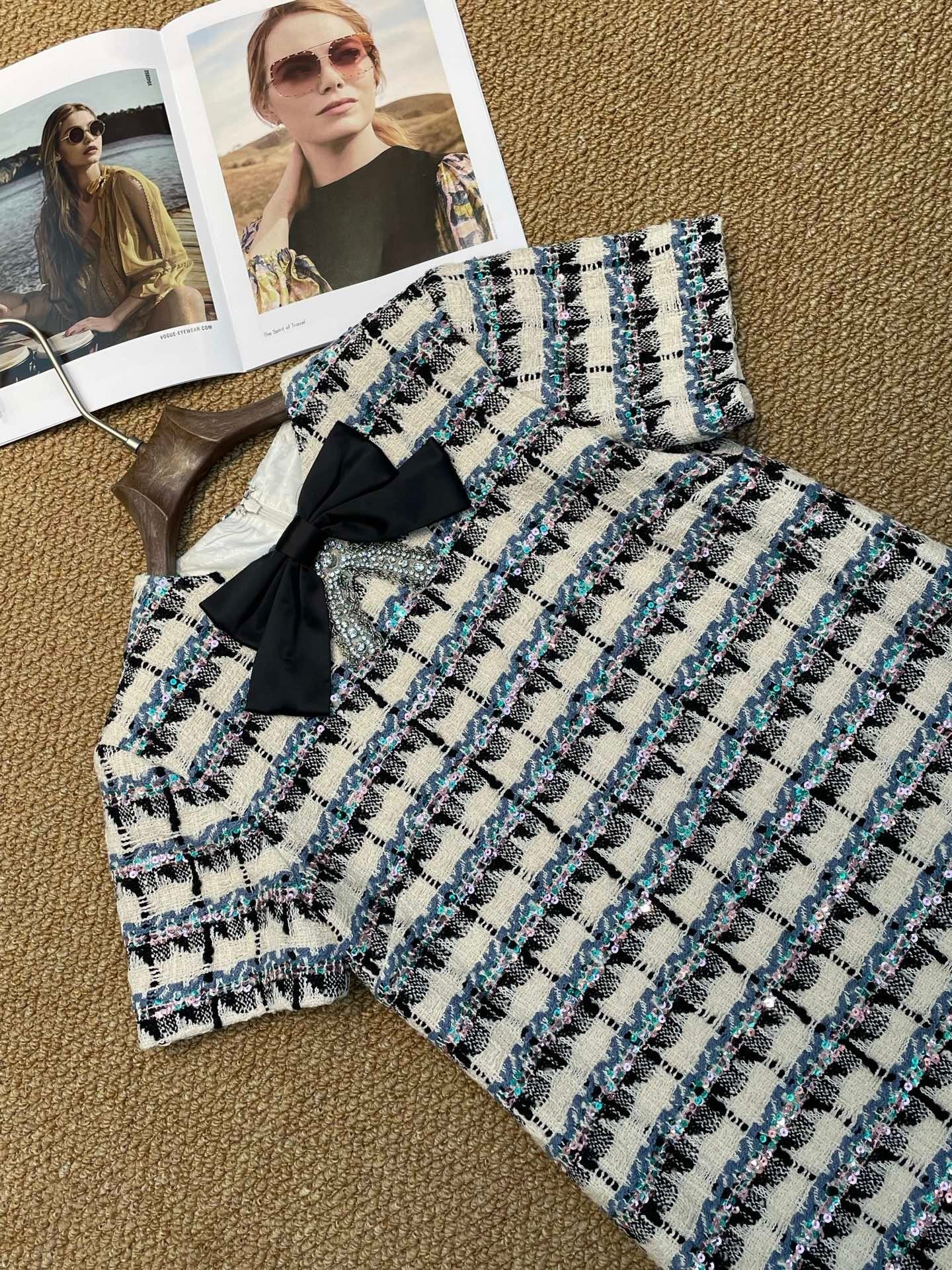 Robe droite en tweed avec nœud et accents de cristal 