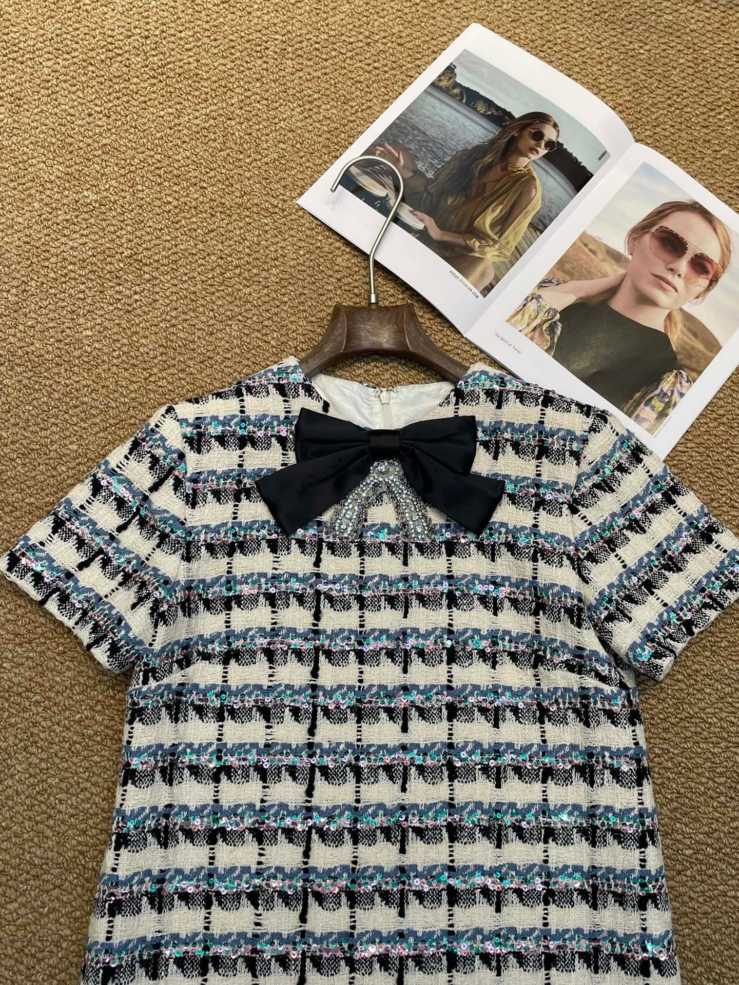 Robe droite en tweed avec nœud et accents de cristal 