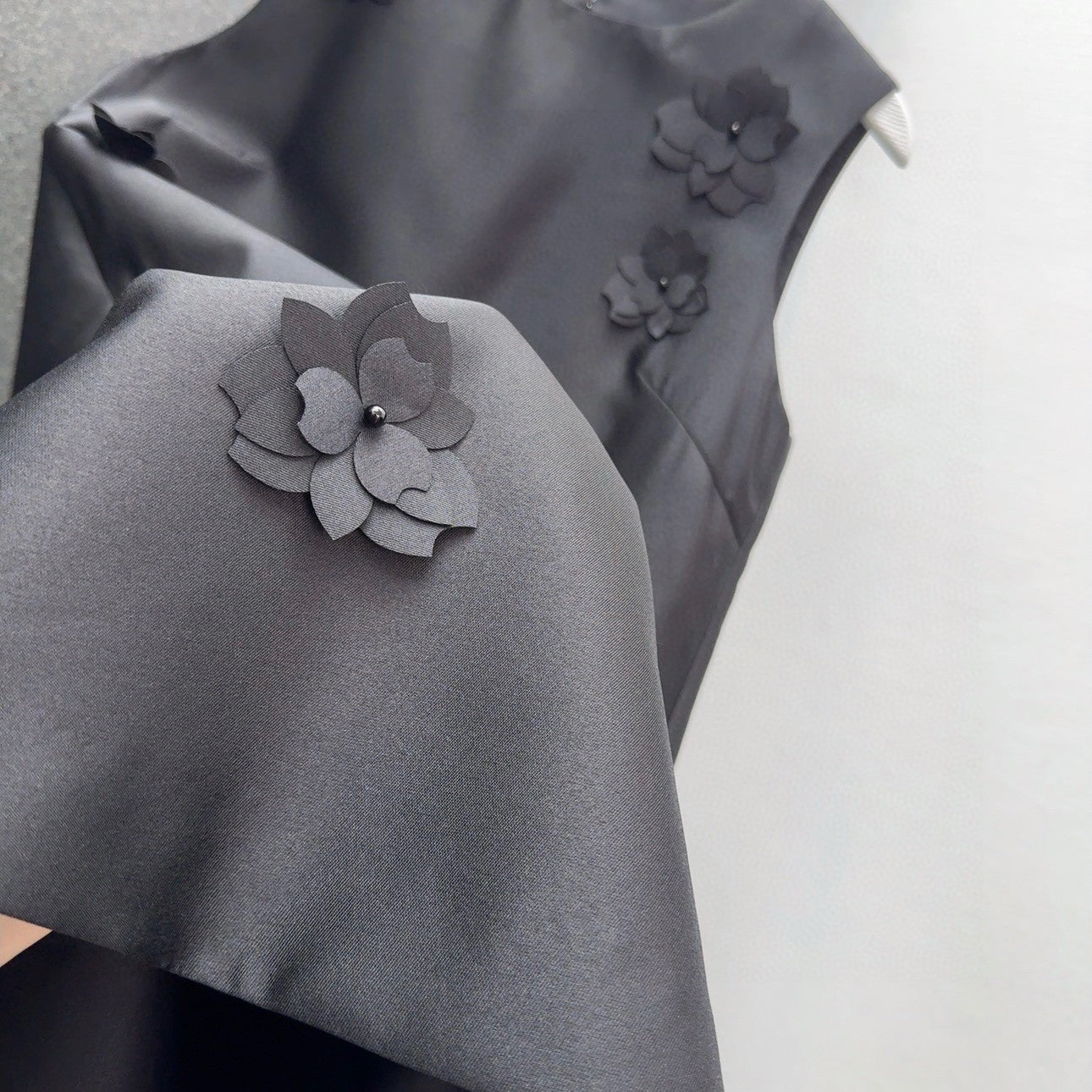 Robe droite en satin noir avec ornements floraux 3D 