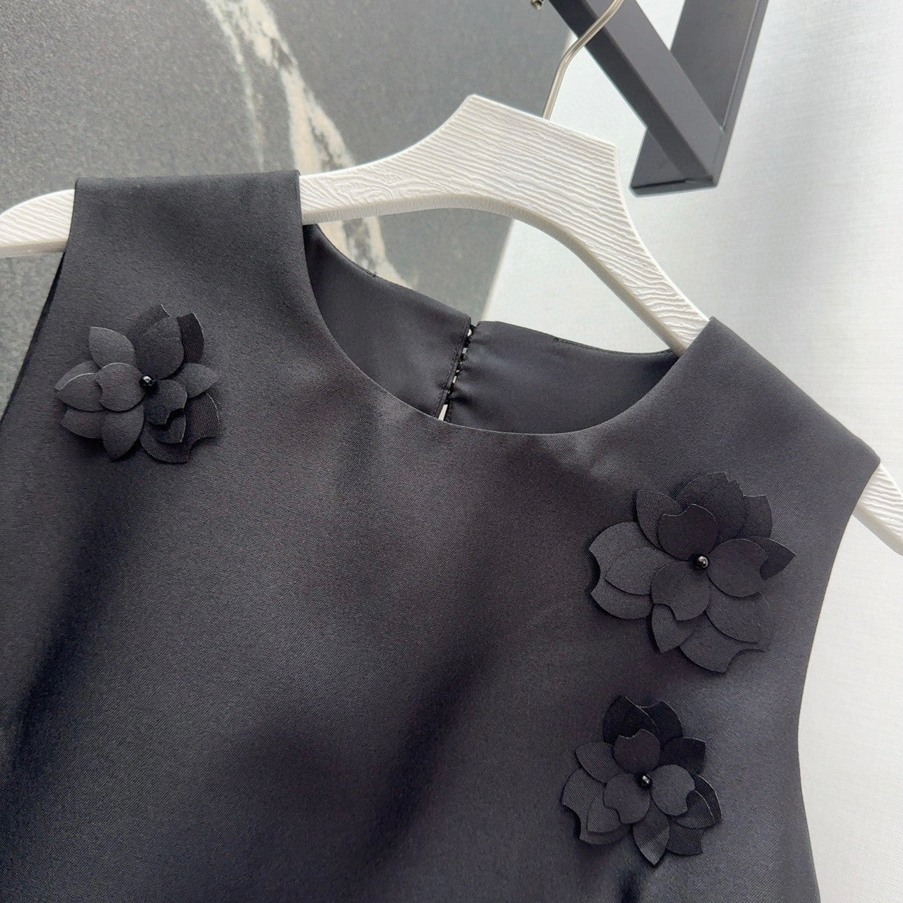 Robe droite en satin noir avec ornements floraux 3D 
