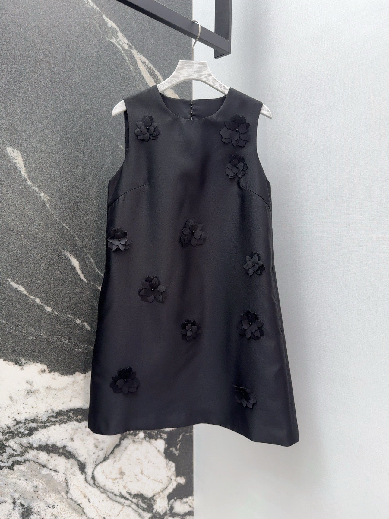 Robe droite en satin noir avec ornements floraux 3D 