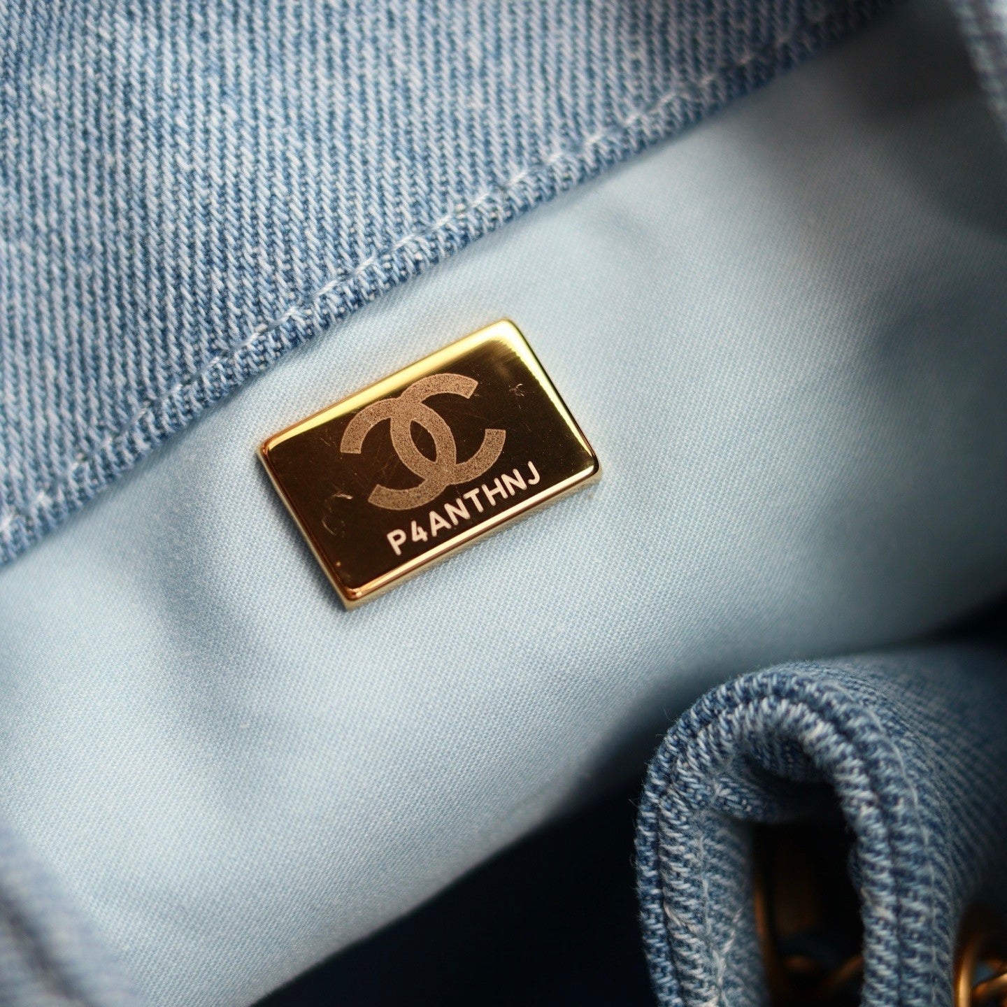 Sac seau matelassé en denim avec chaîne contrastée 