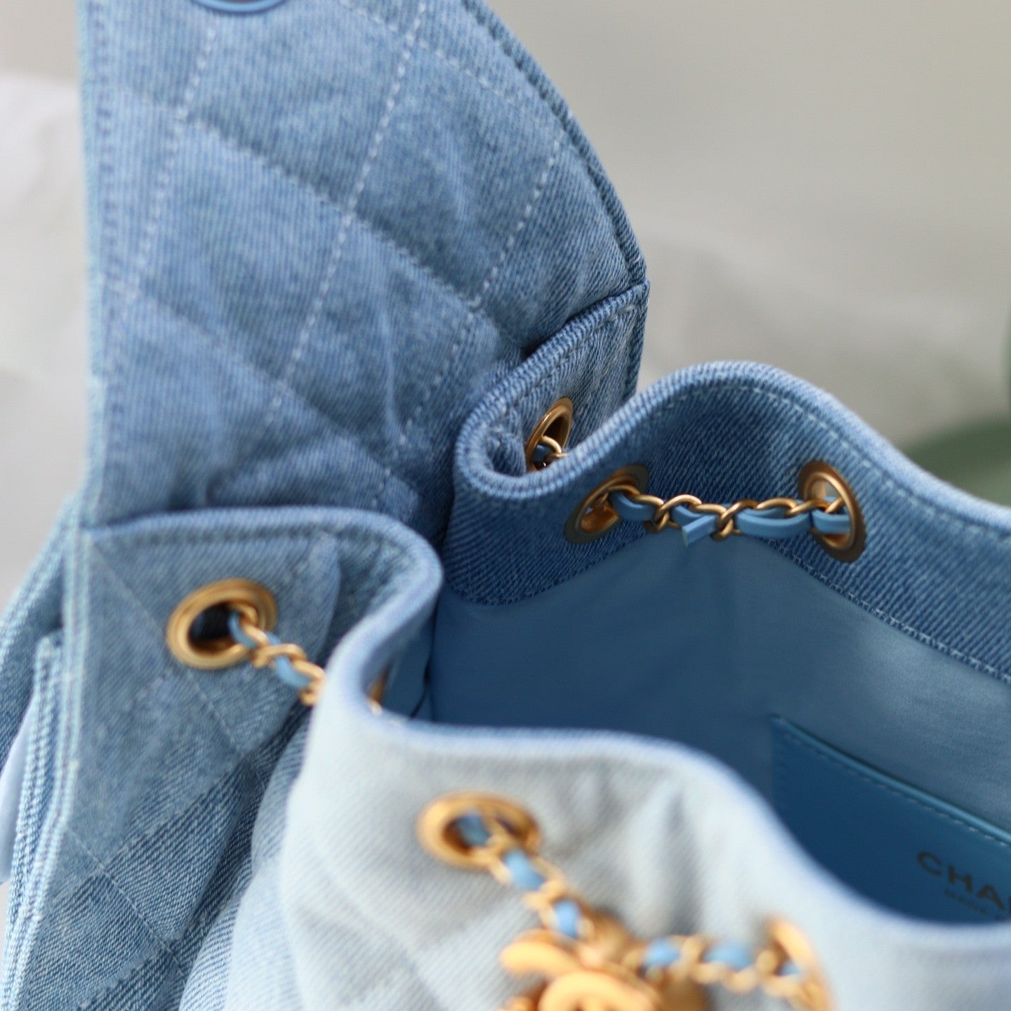 Sac seau matelassé en denim avec chaîne contrastée 