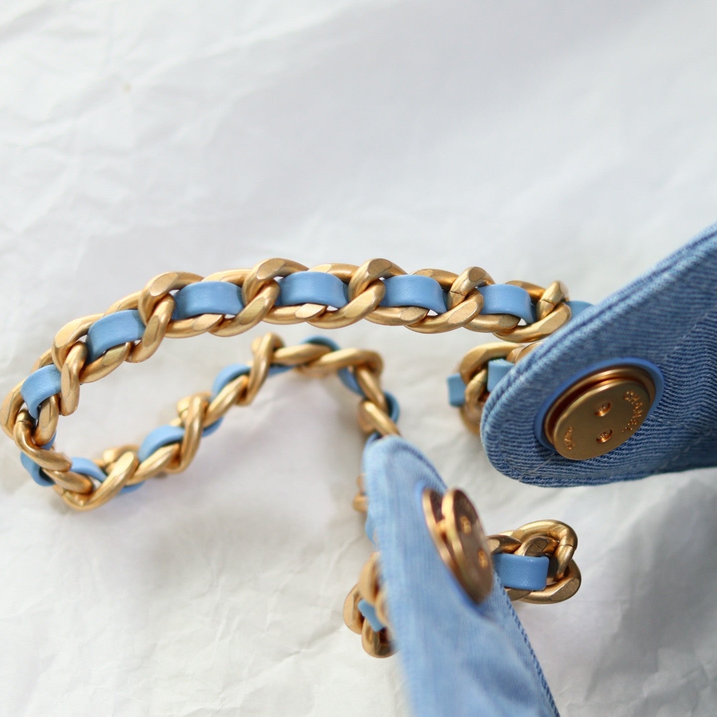 Sac seau matelassé en denim avec chaîne contrastée 