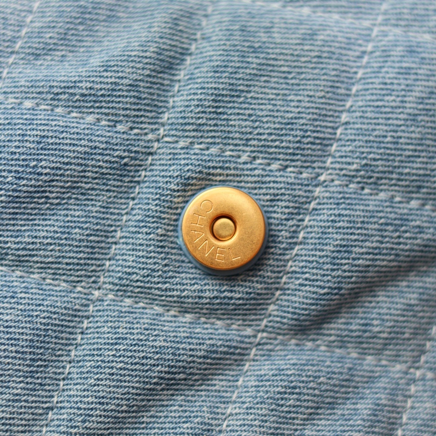 Sac seau matelassé en denim avec chaîne contrastée 