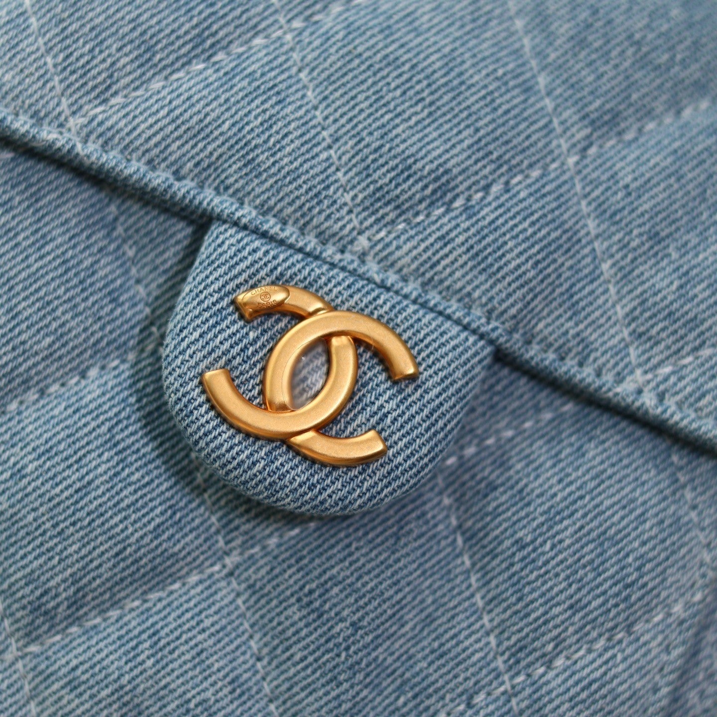 Sac seau matelassé en denim avec chaîne contrastée 