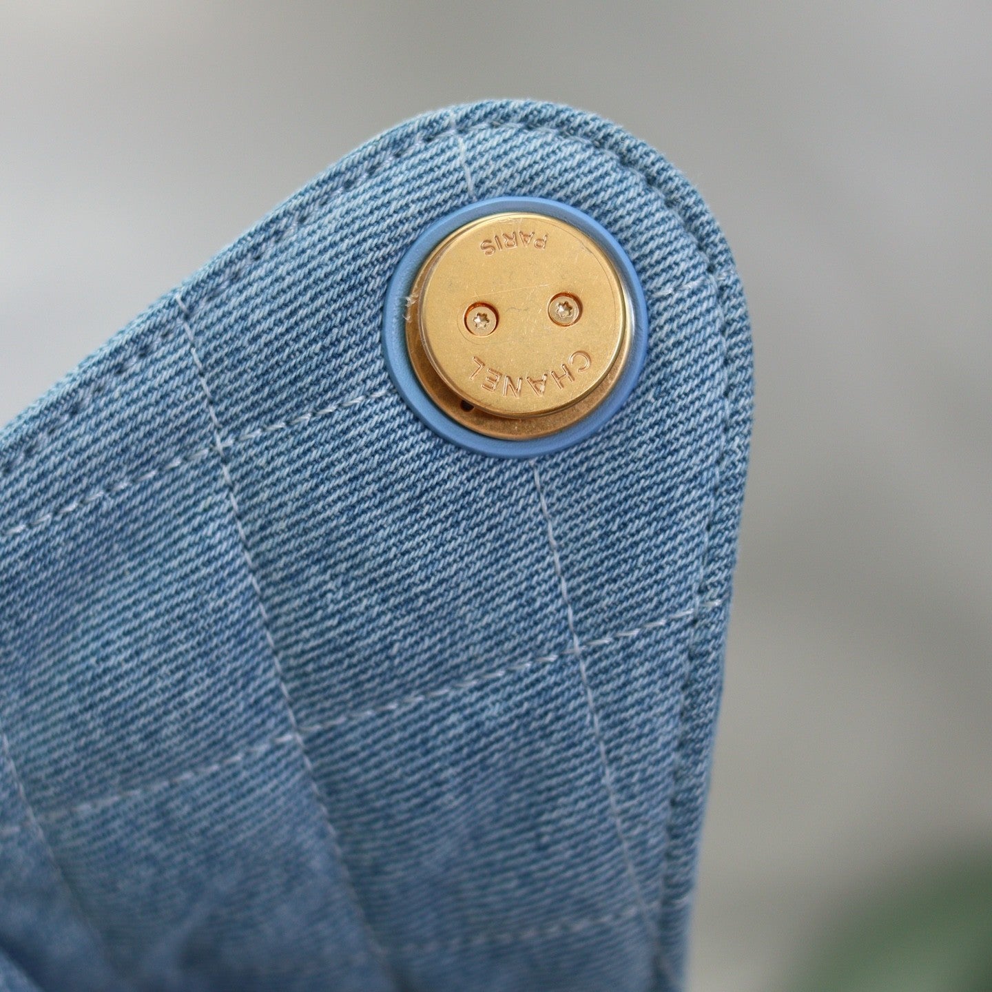 Sac seau matelassé en denim avec chaîne contrastée 