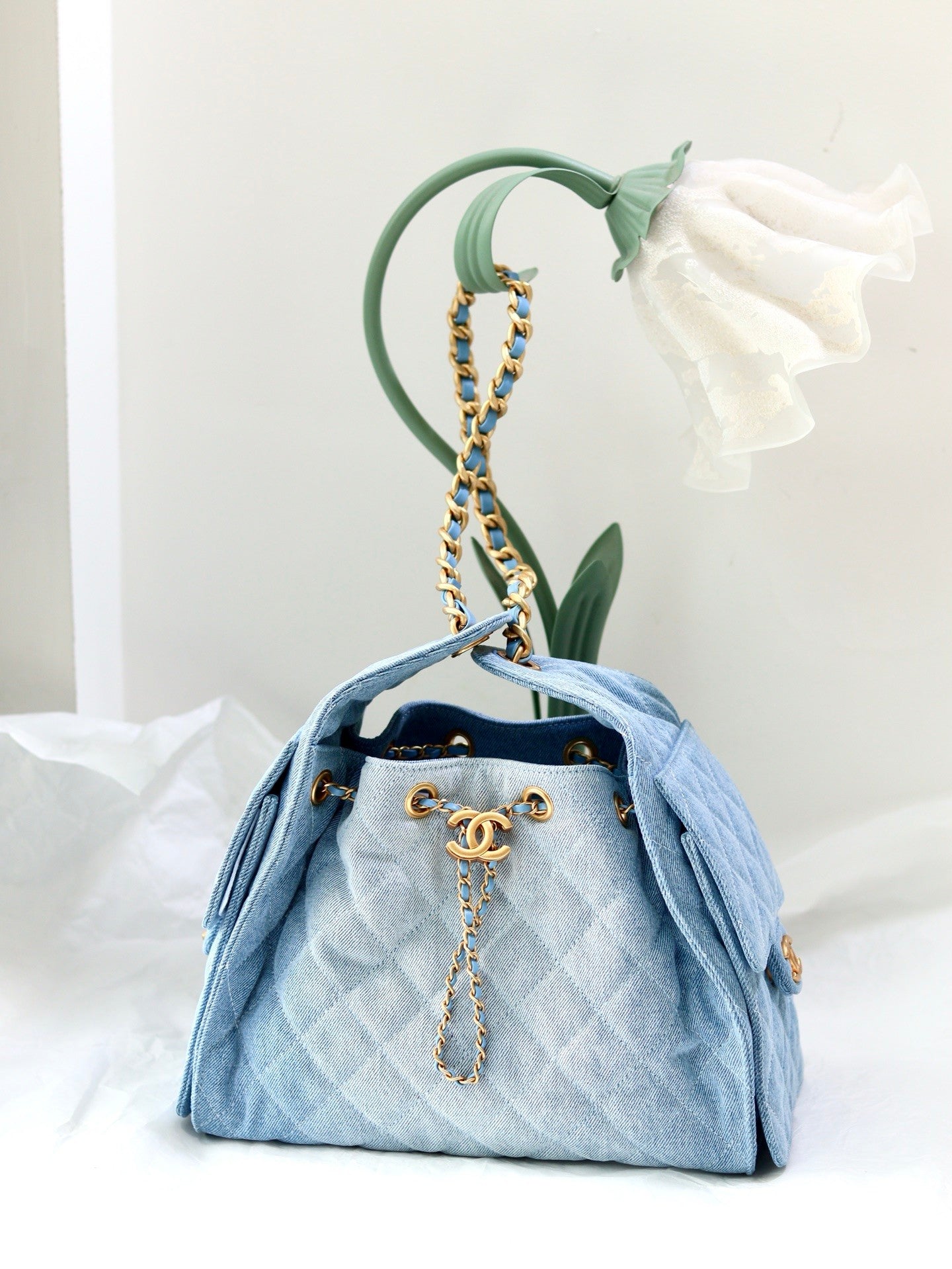 Sac seau matelassé en denim avec chaîne contrastée 