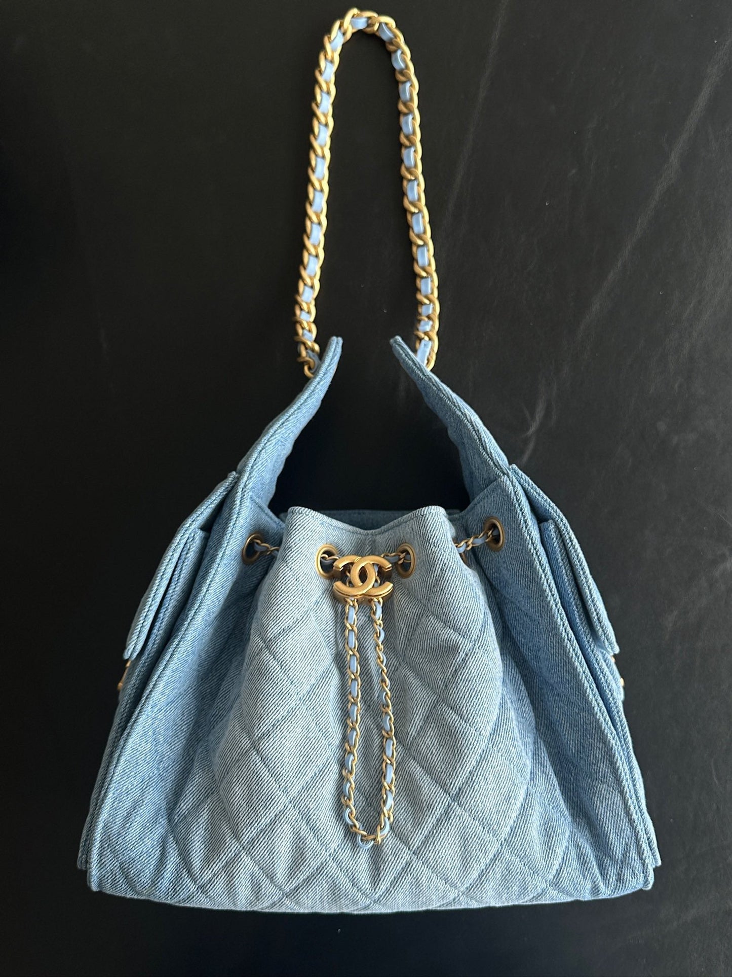 Sac seau matelassé en denim avec chaîne contrastée 