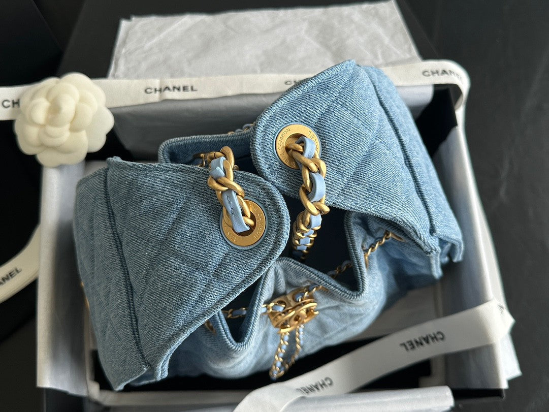 Sac seau matelassé en denim avec chaîne contrastée 