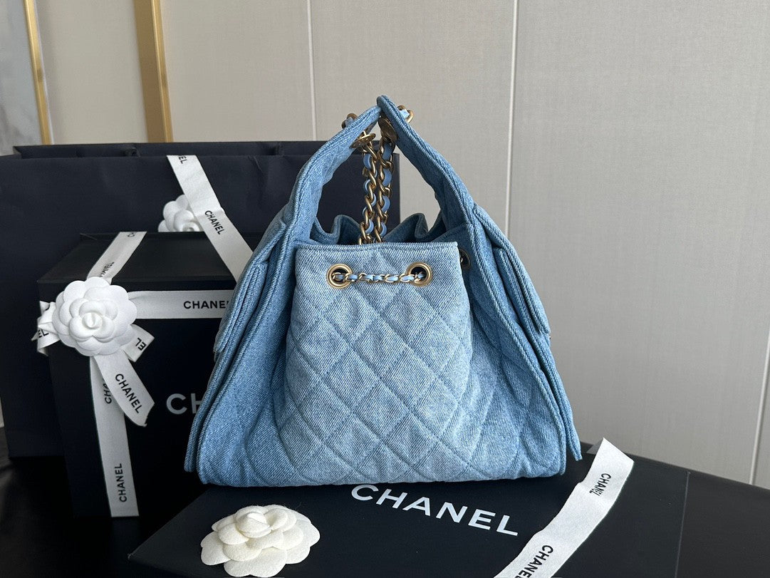 Sac seau matelassé en denim avec chaîne contrastée 