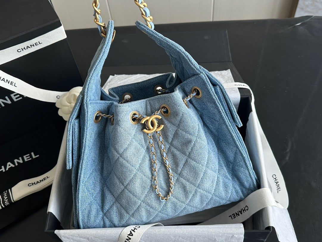 Sac seau matelassé en denim avec chaîne contrastée 