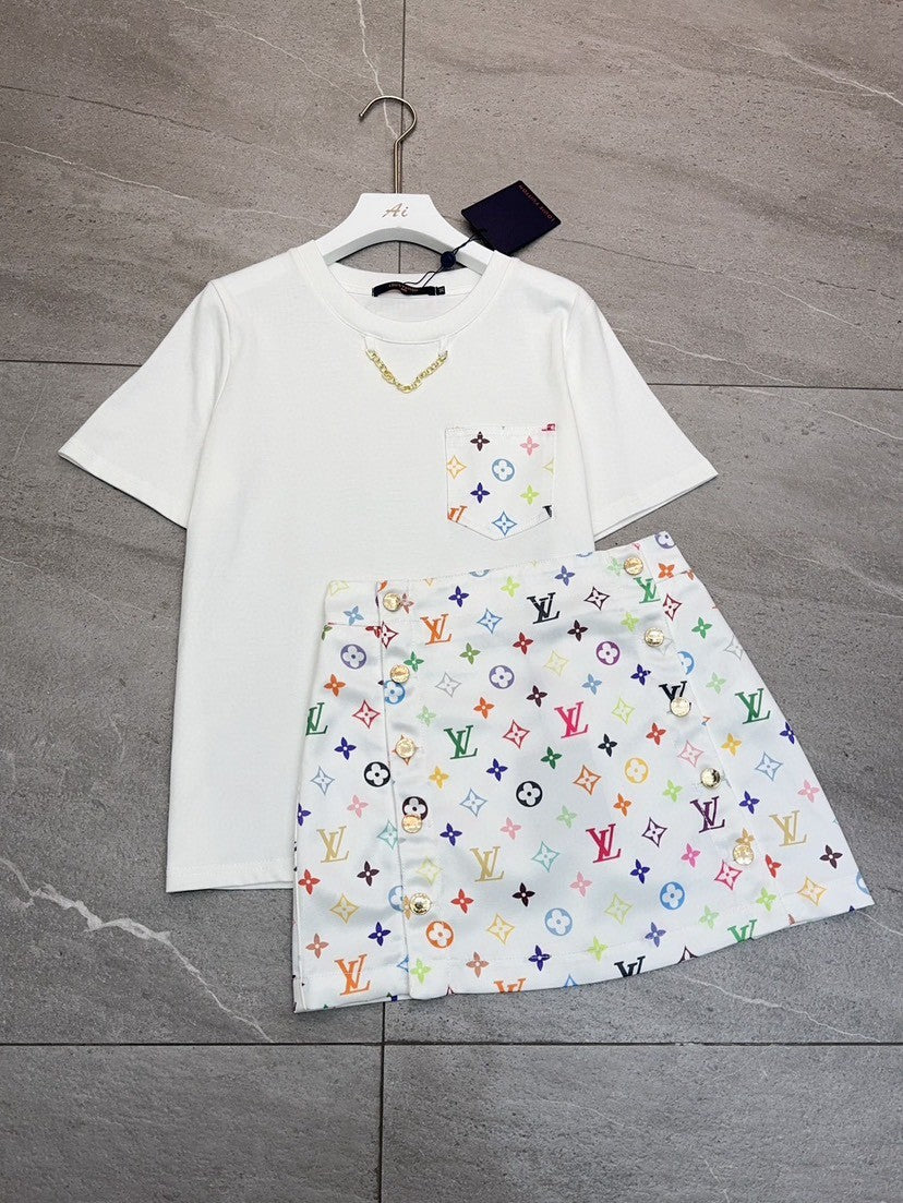 Ensembles coordonnés de monogrammes aux couleurs contrastées avec des accents de chaîne 