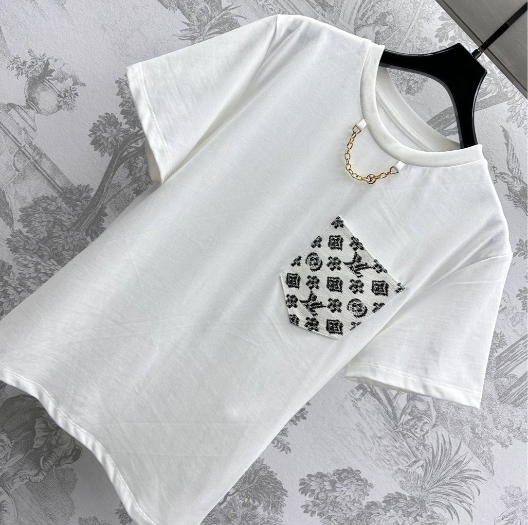 Ensembles coordonnés de monogrammes aux couleurs contrastées avec des accents de chaîne 