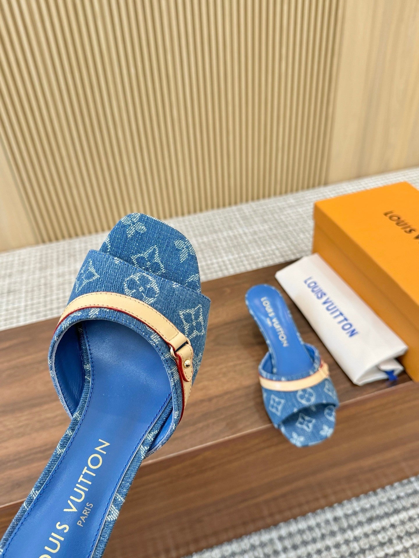 Mules à talons en denim monogrammé avec bride contrastée 