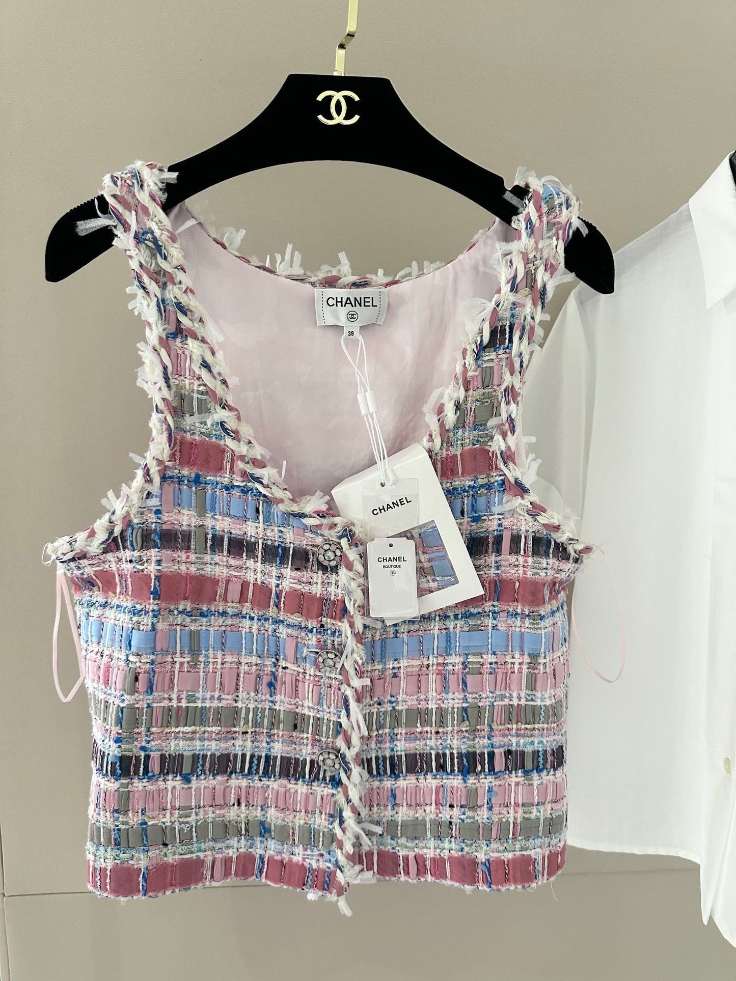 Pastellfarbenes Tweed-Crop-Top mit ausgefransten Kanten und verzierten Knöpfen 