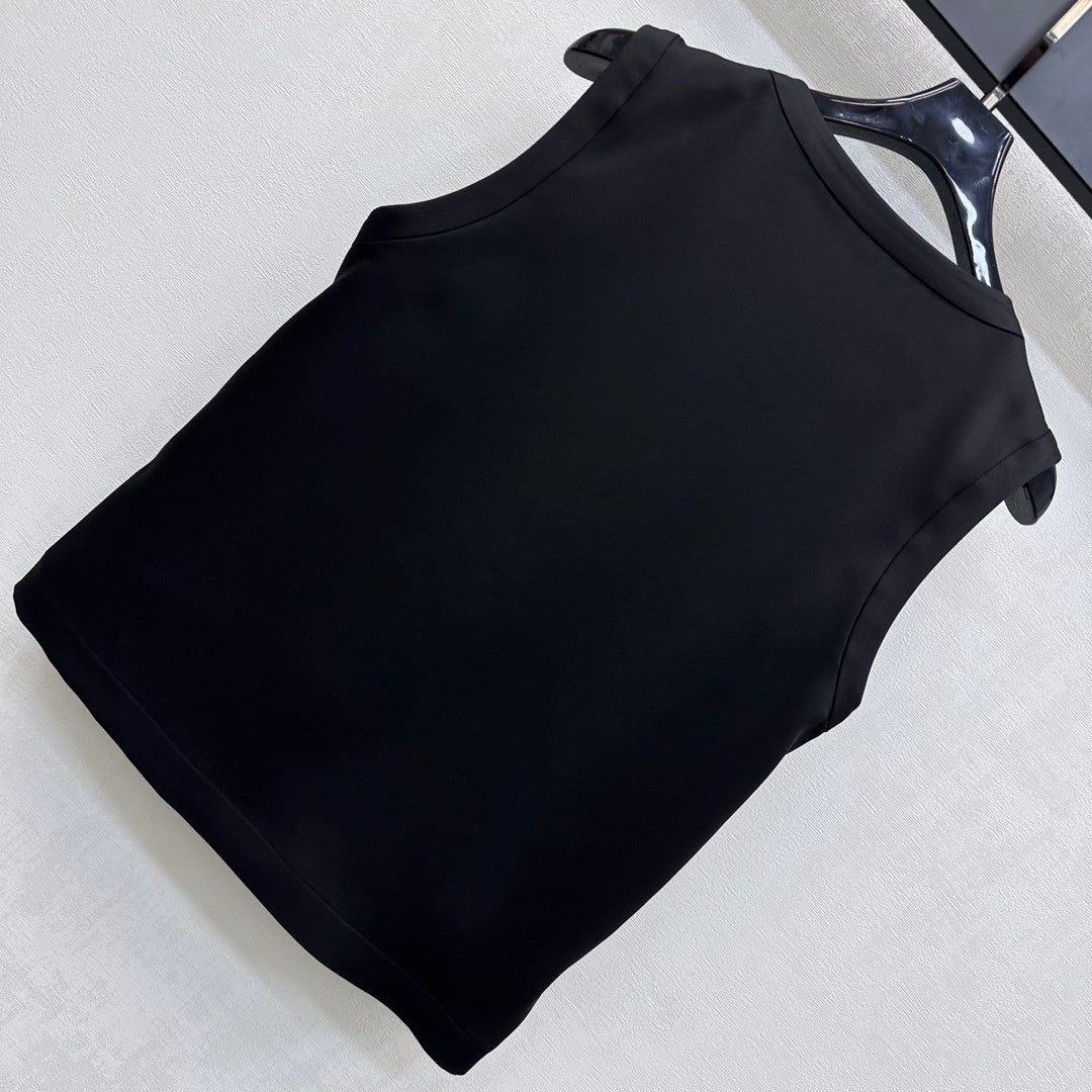 Ärmelloses Satin-Top mit verzierten Goldknöpfen