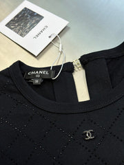 T-shirt ras du cou noir avec matelassage en strass et accessoires au dos 
