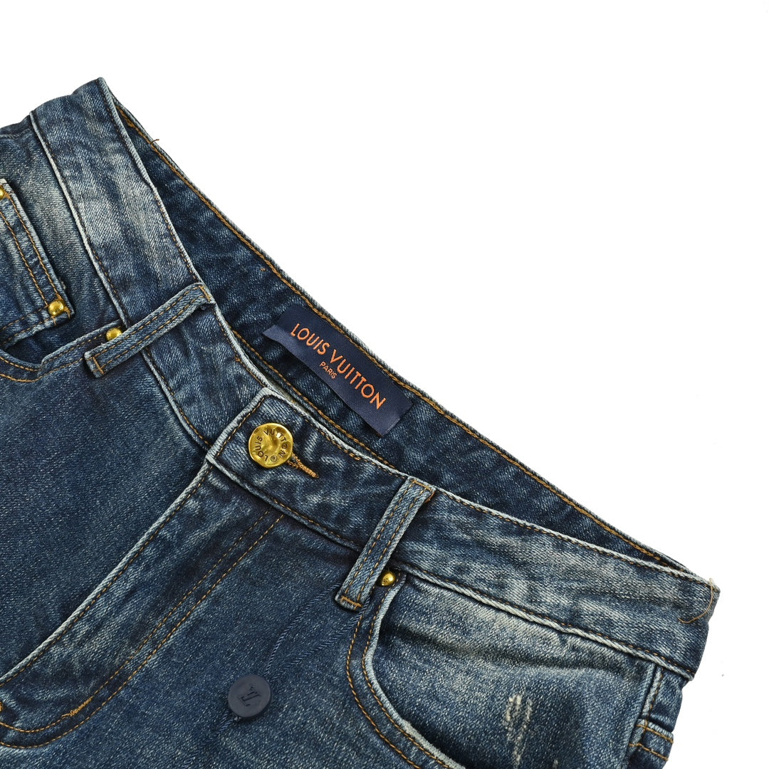 Jeans mit Stickpatches 