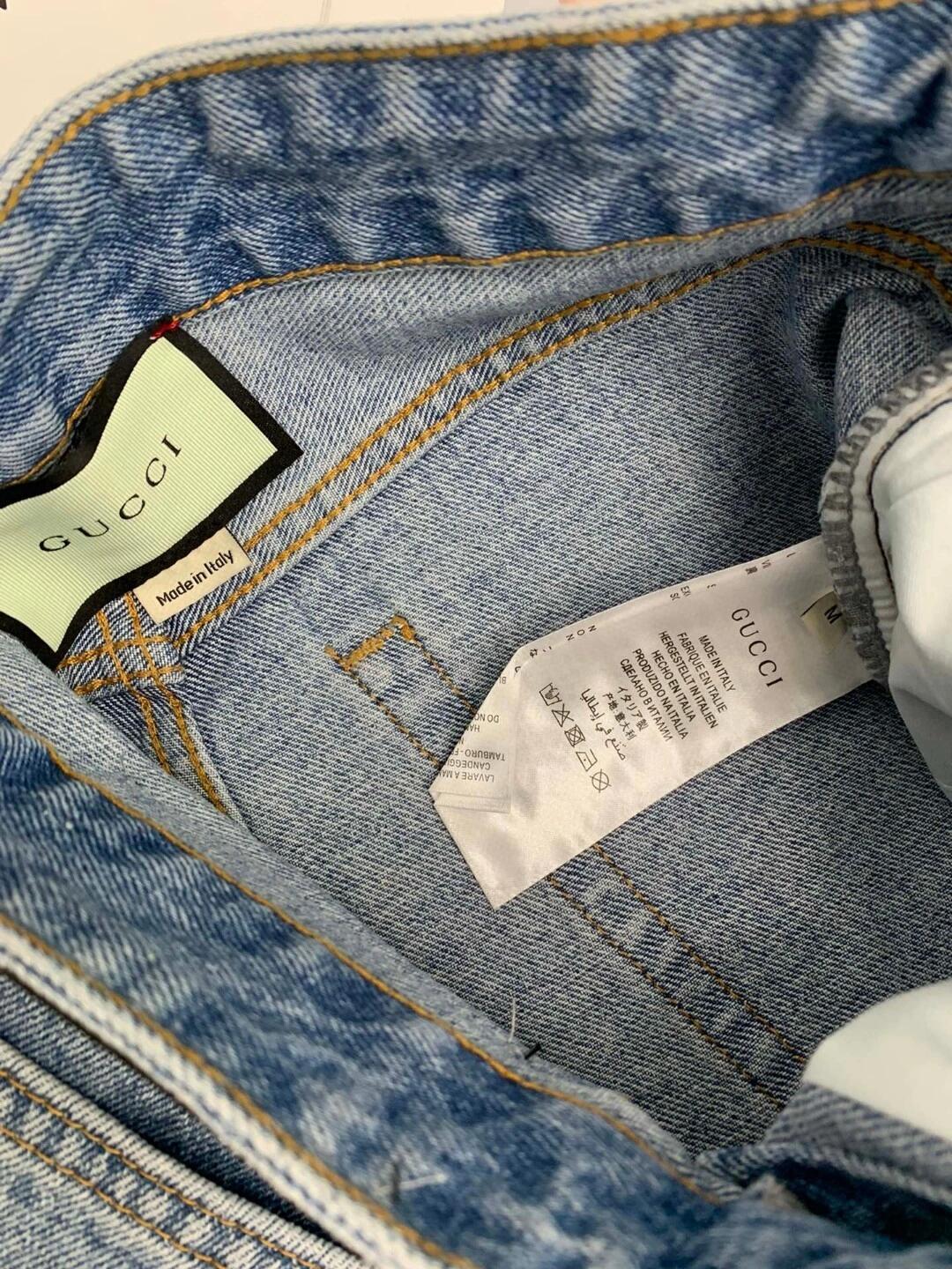 Jeansshorts mit Strassbesatz