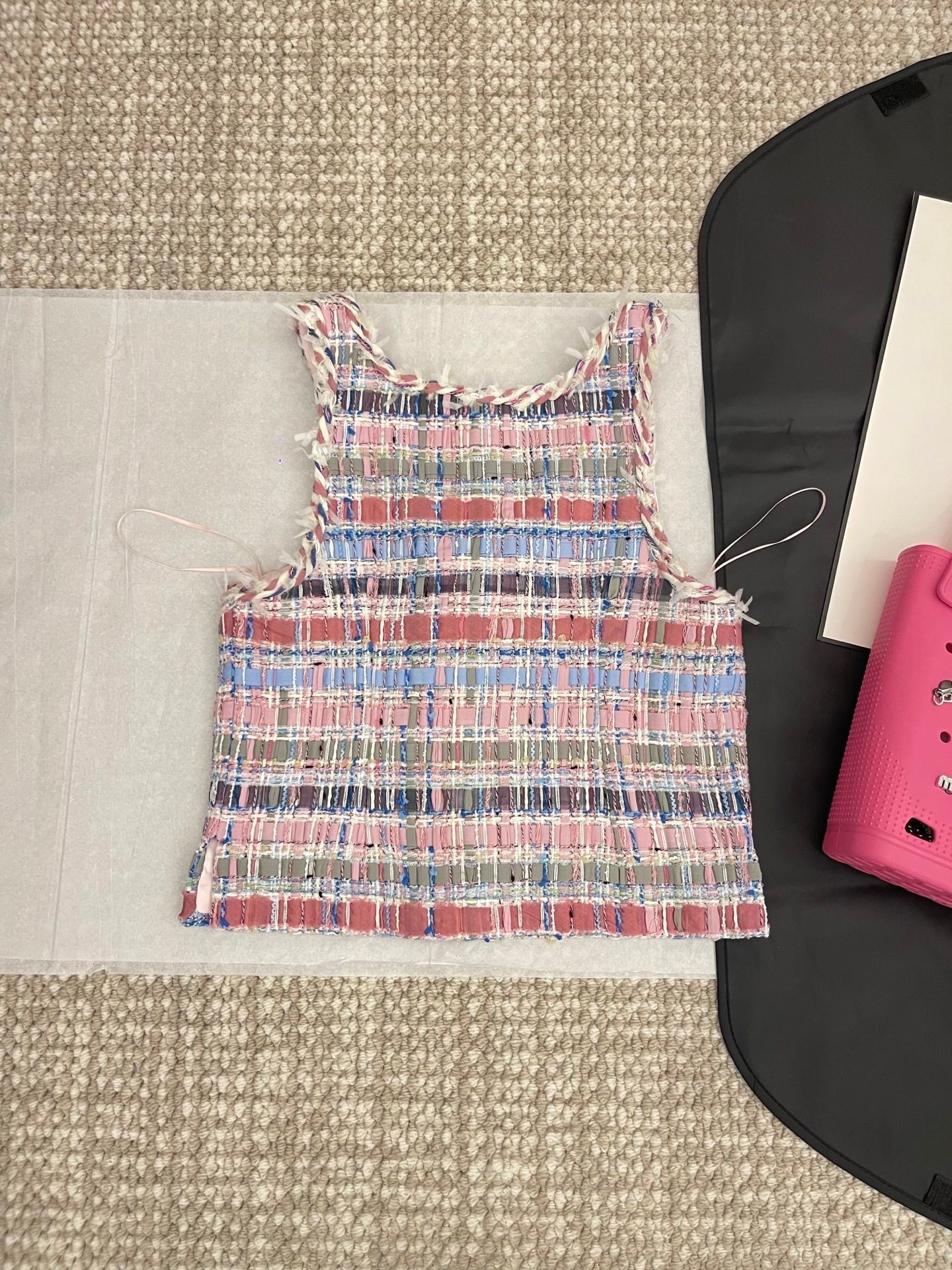 Pastellfarbenes Tweed-Crop-Top mit ausgefransten Kanten und verzierten Knöpfen 