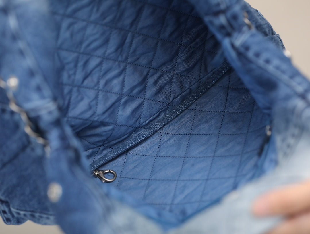 Handtasche Washed Denim &amp; silberfarbenes Metall Light