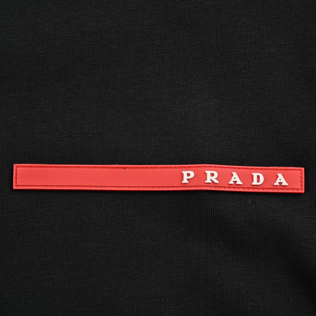 Manches courtes classiques avec bordure en silicone rouge 