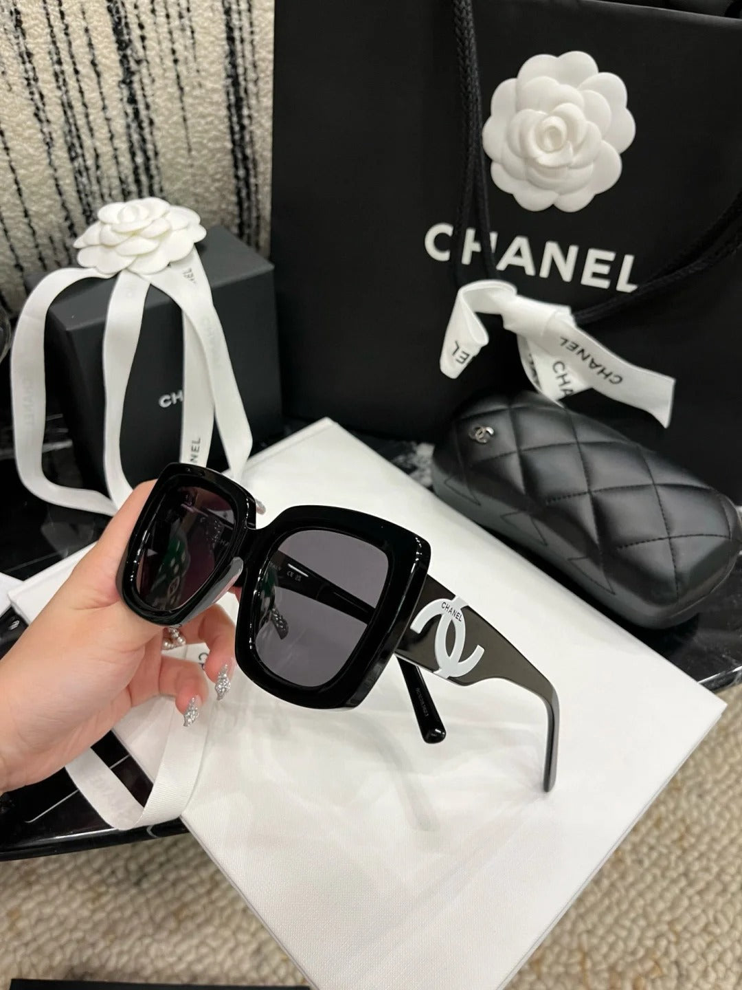 Übergroße Sonnenbrille mit quadratischem Rahmen, die das Gesicht bedeckt