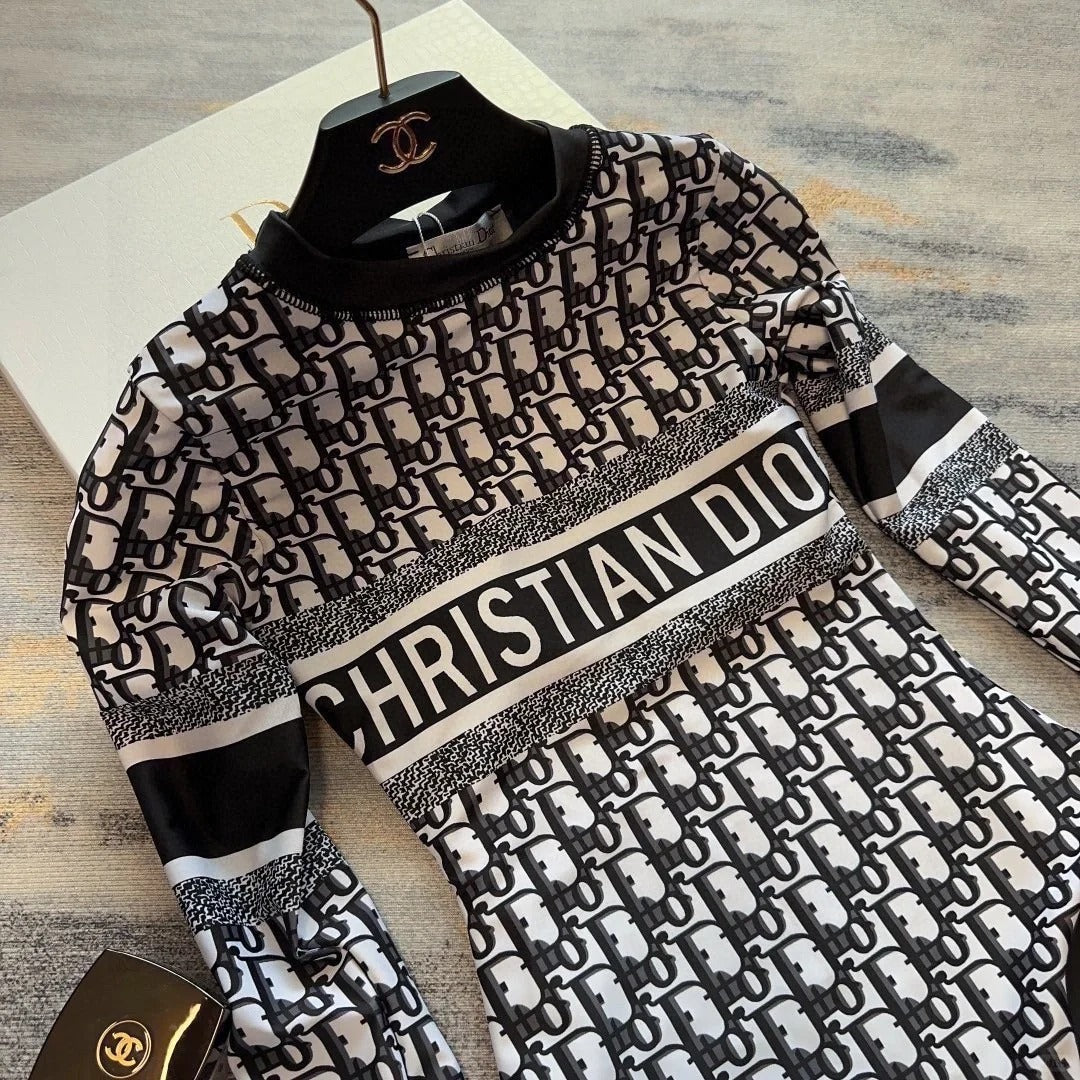 einteiliger Badeanzug mit langen Ärmeln