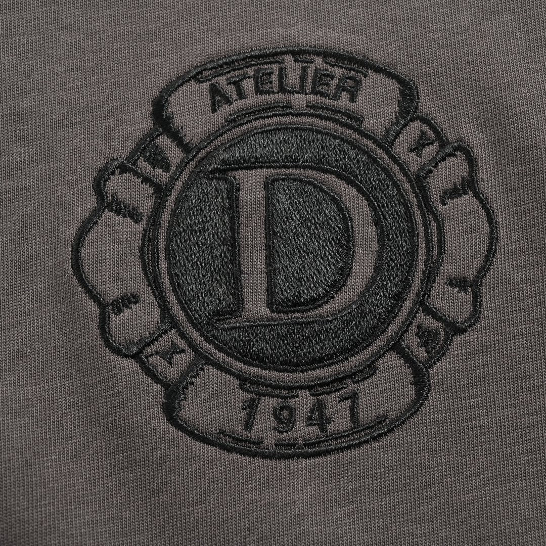 Kurze Ärmel mit geflocktem Schriftzug auf der Rückseite 