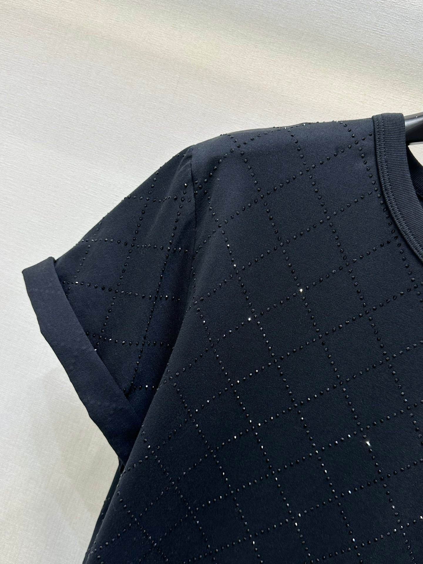 T-shirt ras du cou noir avec matelassage en strass et accessoires au dos 