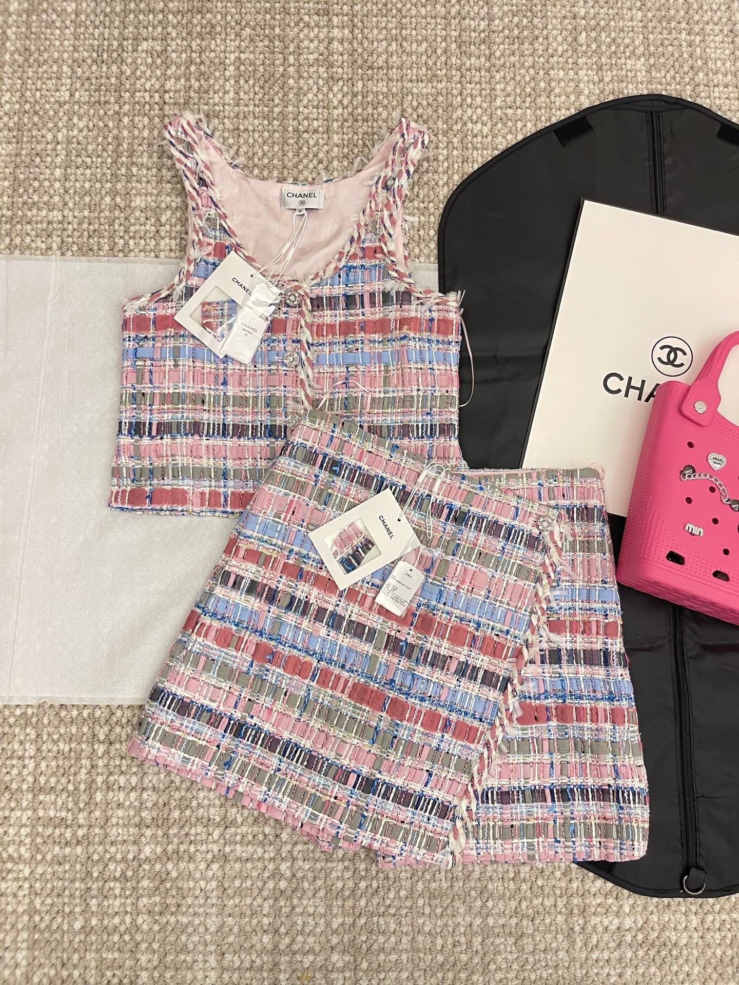 Pastellfarbenes Tweed-Crop-Top mit ausgefransten Kanten und verzierten Knöpfen 