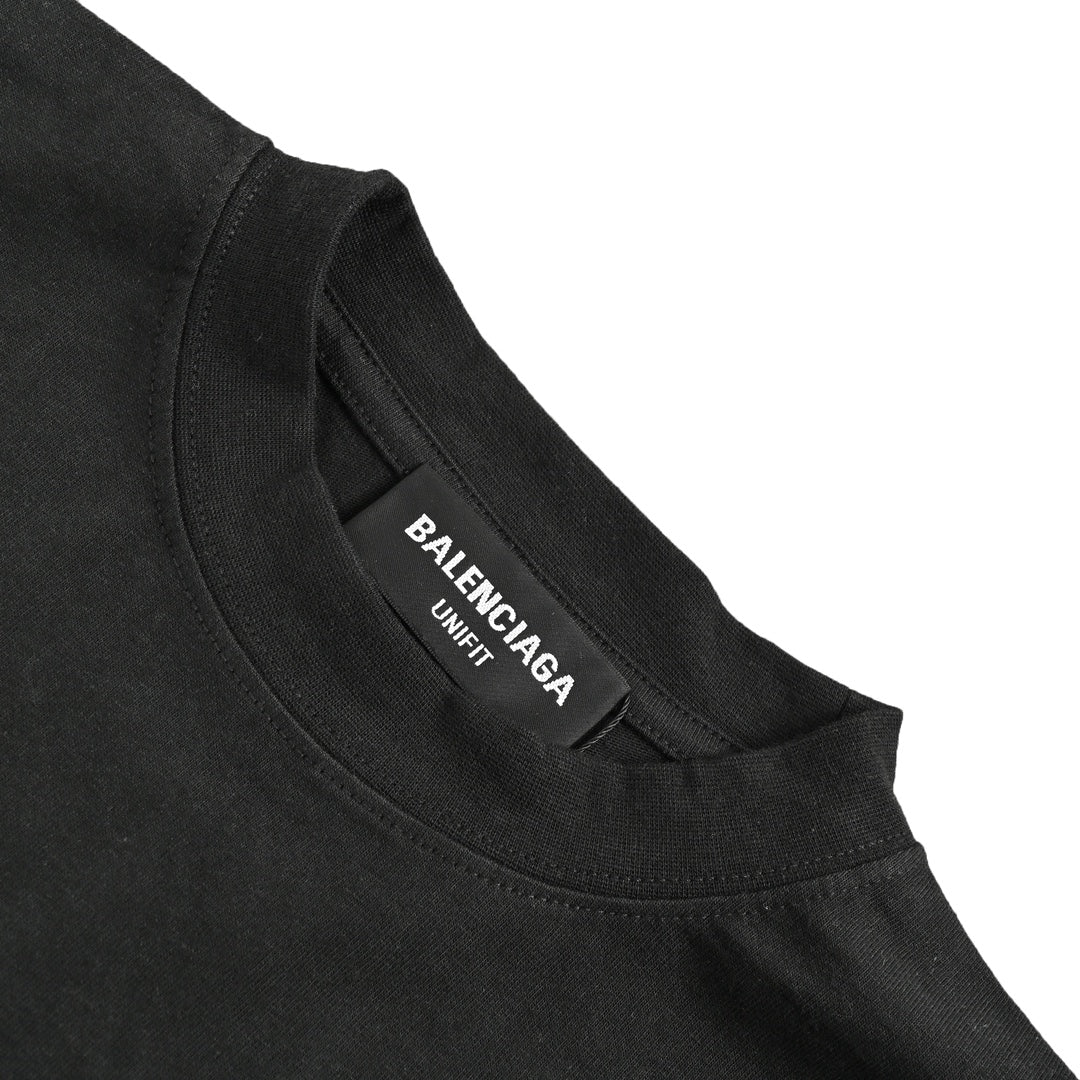 Kurze Ärmel mit gestickten Buchstaben auf Vorder- und Rückseite 