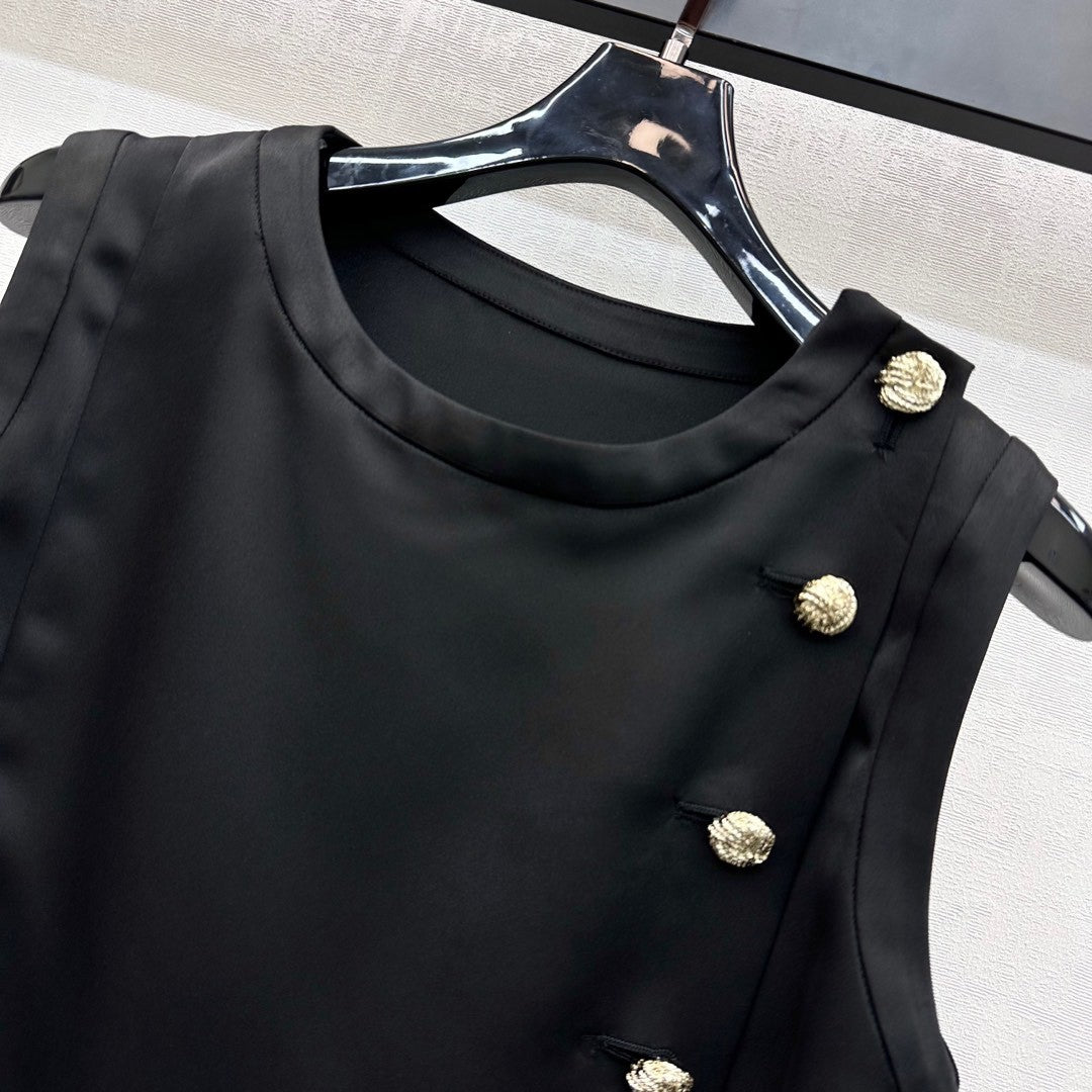 Ärmelloses Satin-Top mit verzierten Goldknöpfen