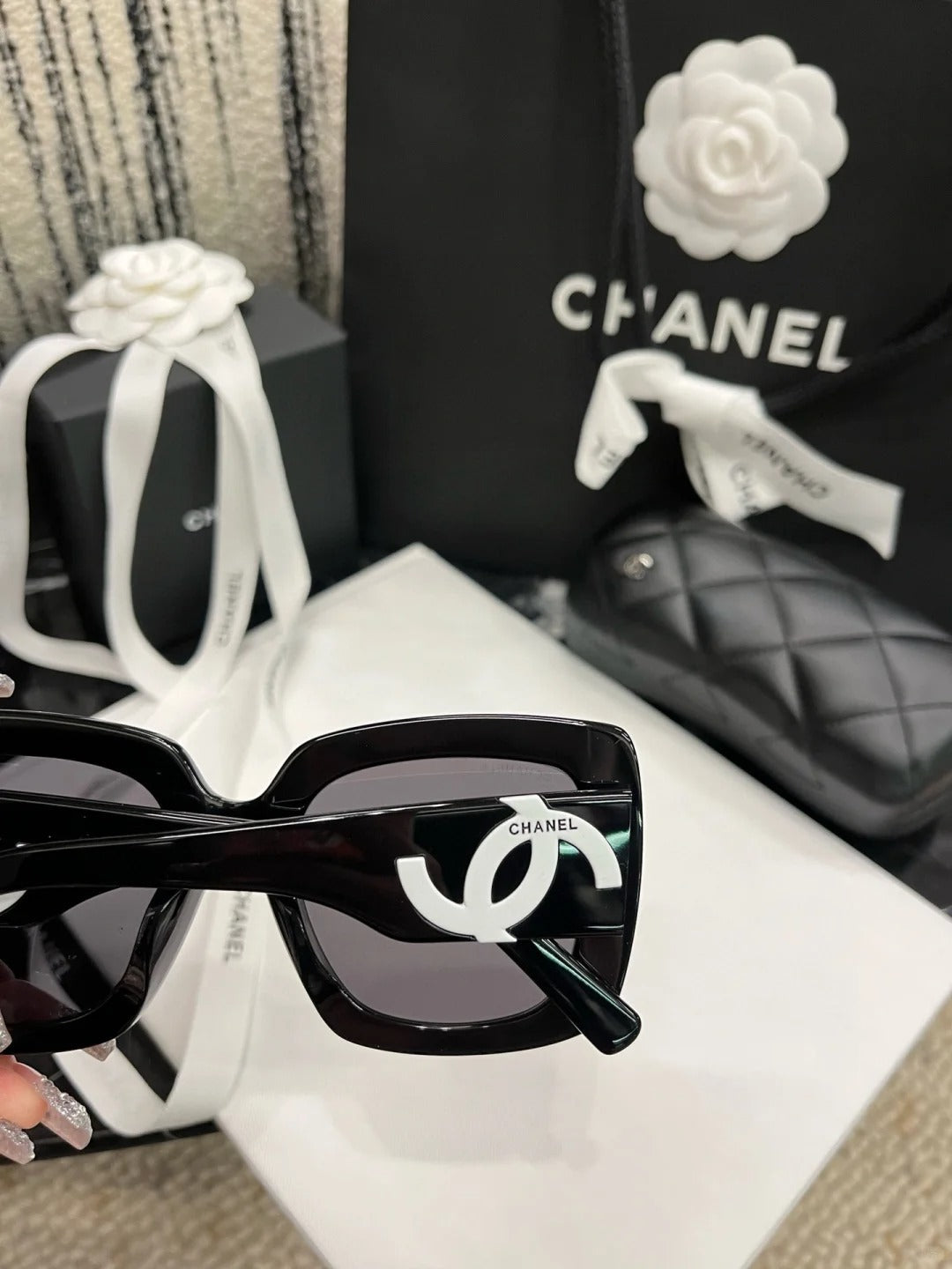 Übergroße Sonnenbrille mit quadratischem Rahmen, die das Gesicht bedeckt