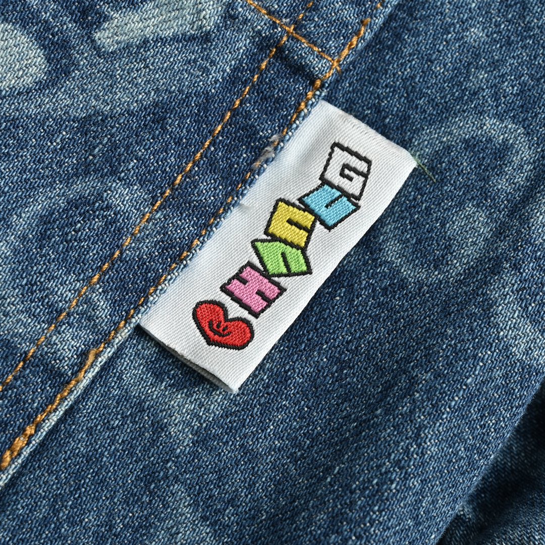 flüssiger herzförmiger Jeansanzug 