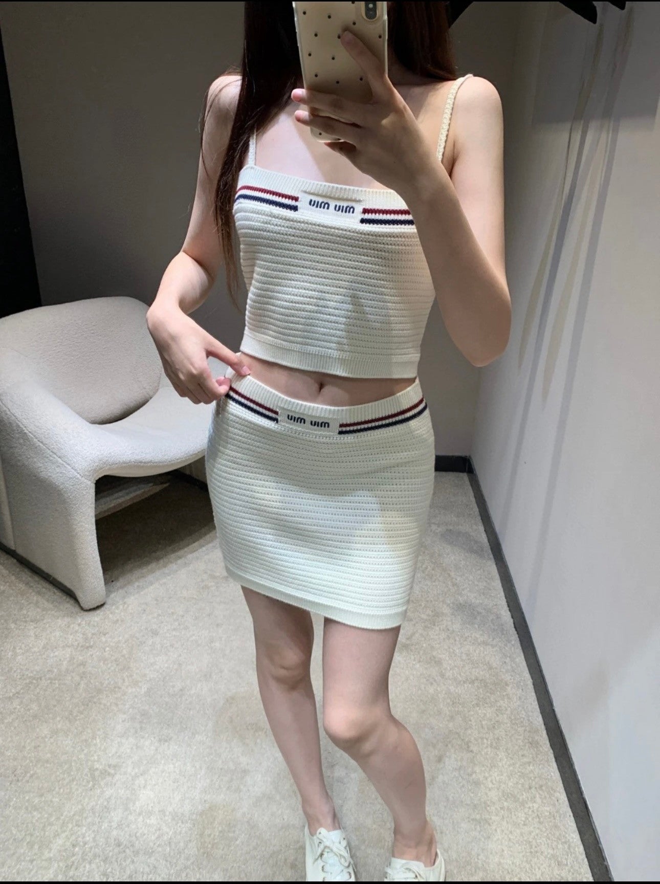 Sportlich-schickes Set aus Strick-Camisole und Minirock 