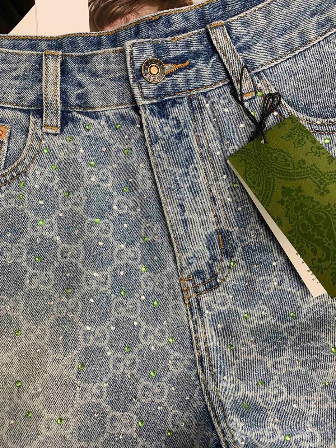 Jeansshorts mit Strassbesatz