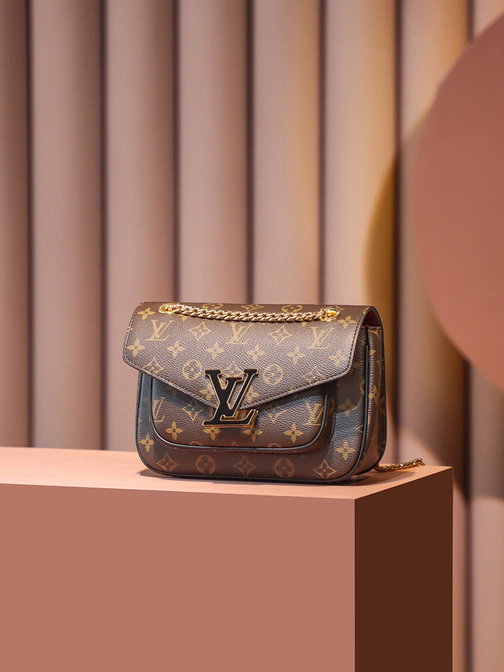 Braunes, beschichtetes Canvas mit Monogramm und Passy-Goldbeschlägen