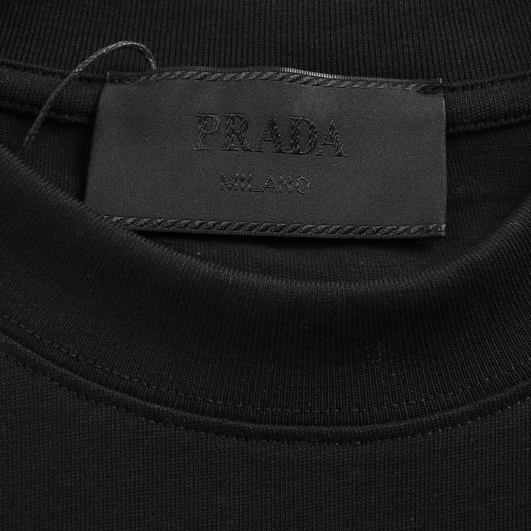 Manches courtes classiques avec bordure en silicone rouge 