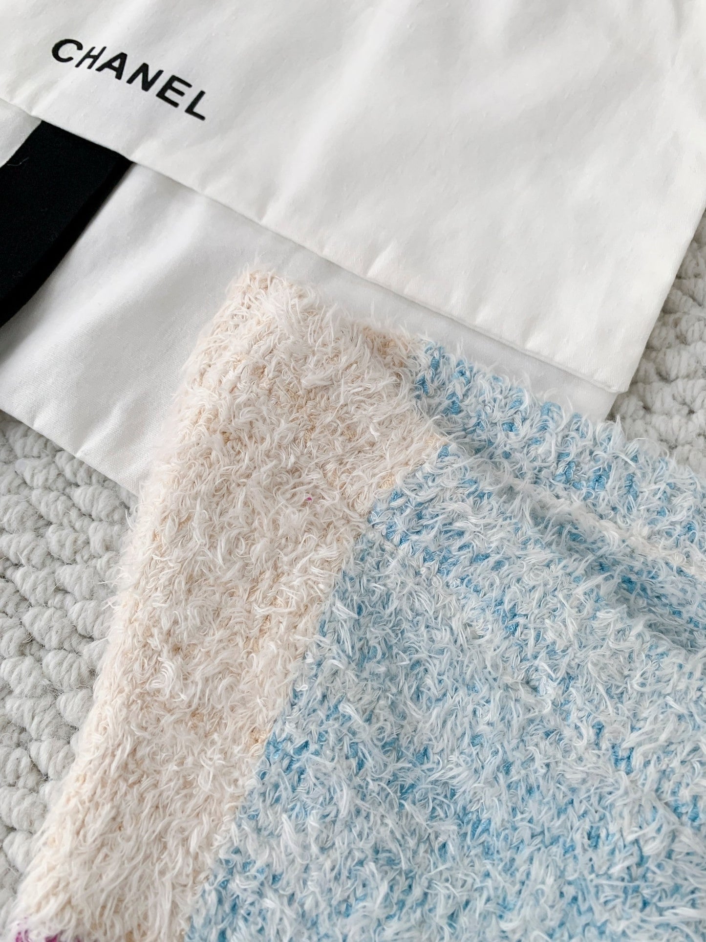 Haut bandeau en tricot à blocs de couleurs avec accents dorés 