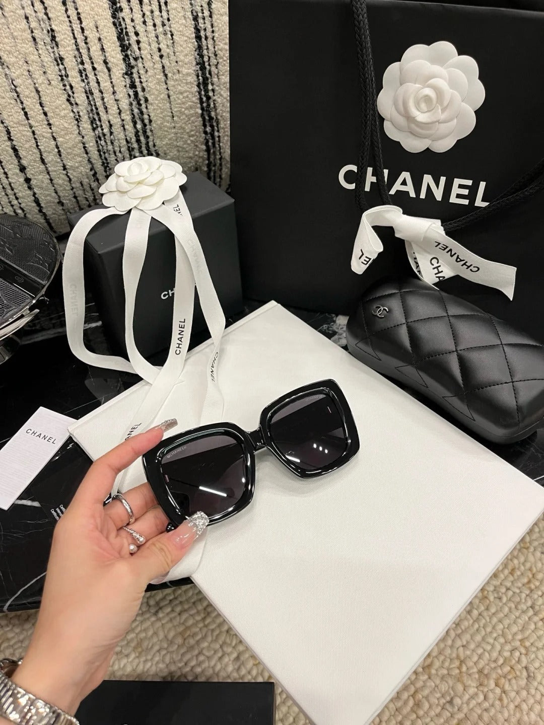 Übergroße Sonnenbrille mit quadratischem Rahmen, die das Gesicht bedeckt