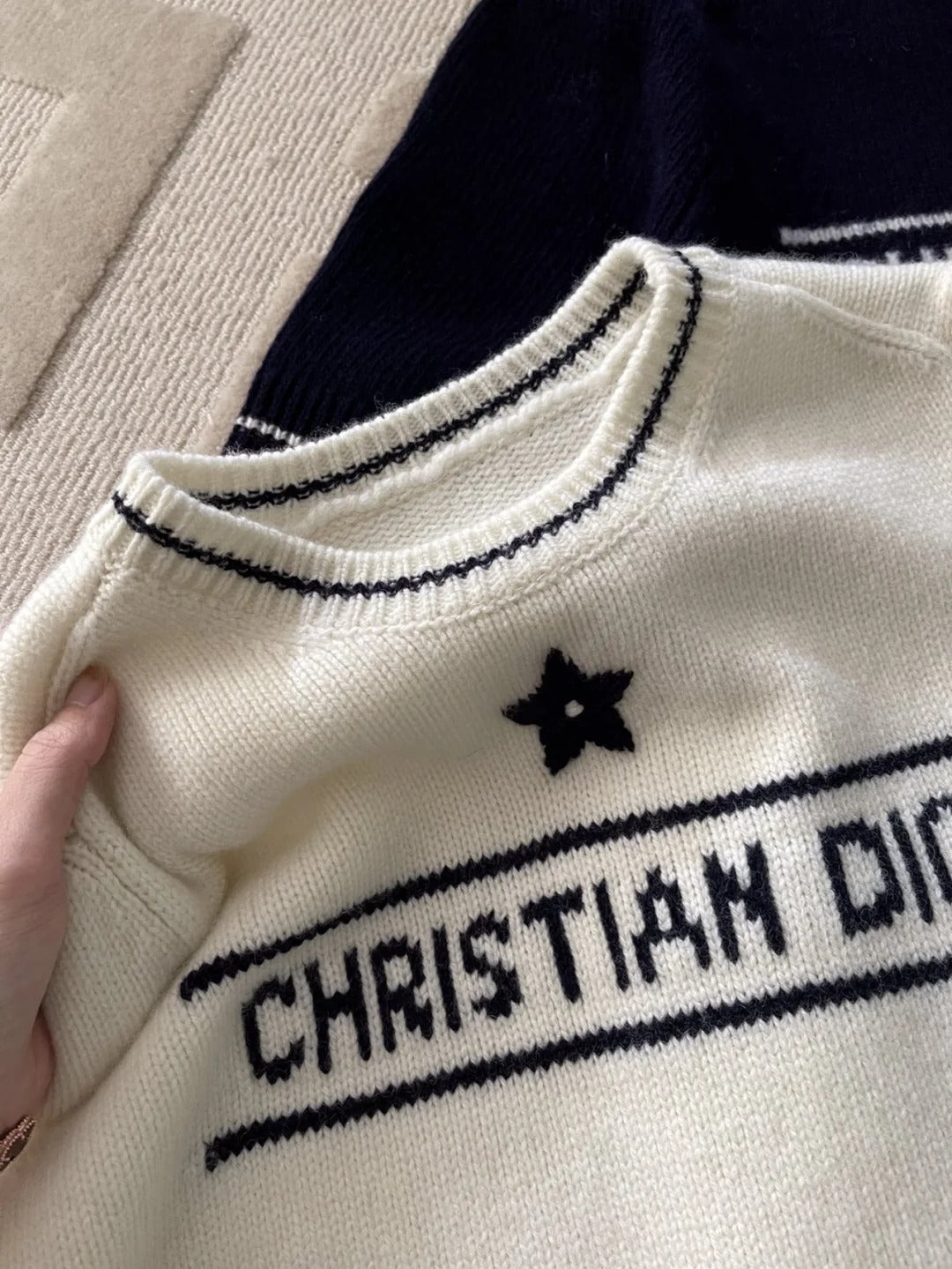 Chemise à manches longues brodée en tricot de laine