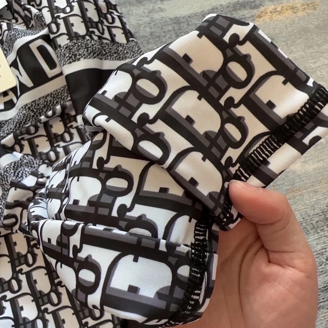 einteiliger Badeanzug mit langen Ärmeln