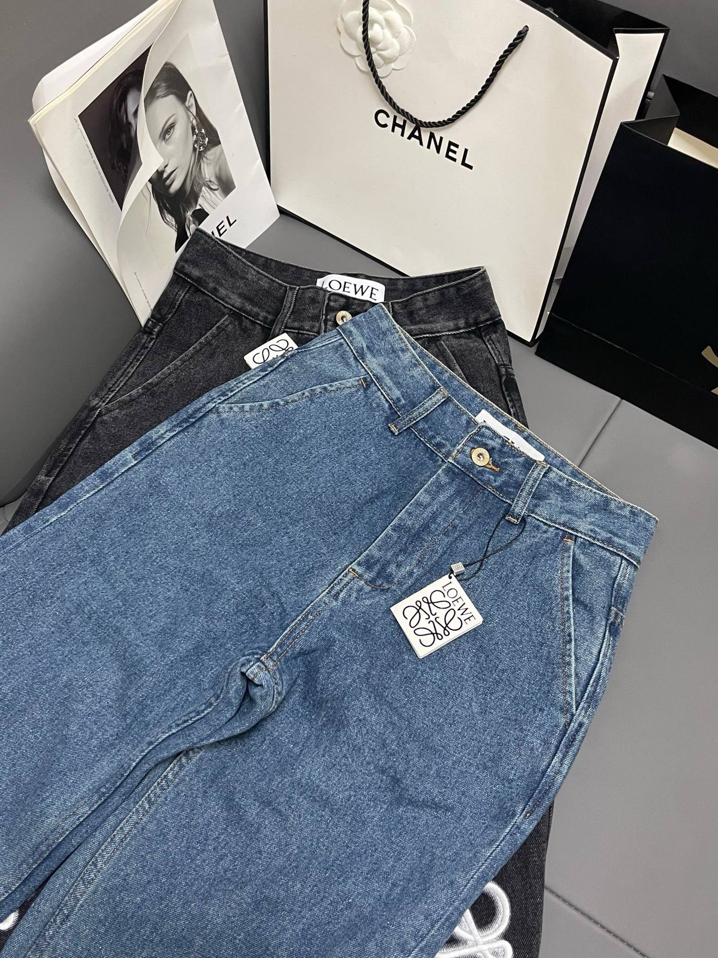 Hellblaue, gewaschene Jeans mit Flockverzierung im Retro-Stil