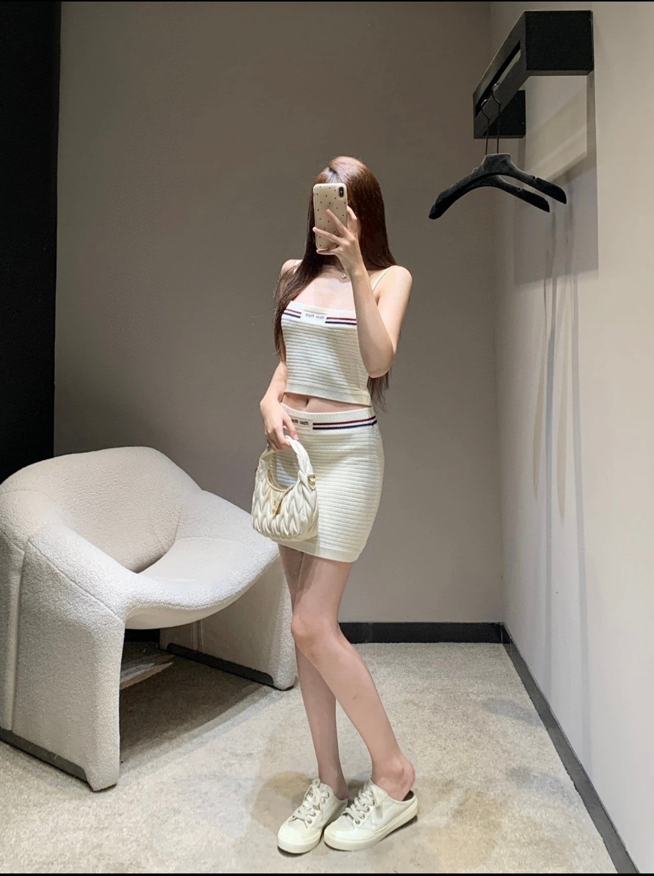 Sportlich-schickes Set aus Strick-Camisole und Minirock 