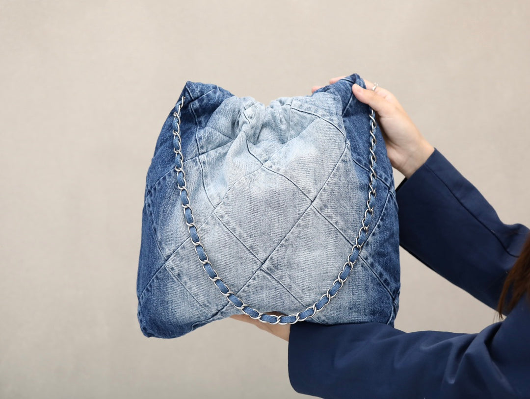 Handtasche Washed Denim &amp; silberfarbenes Metall Light