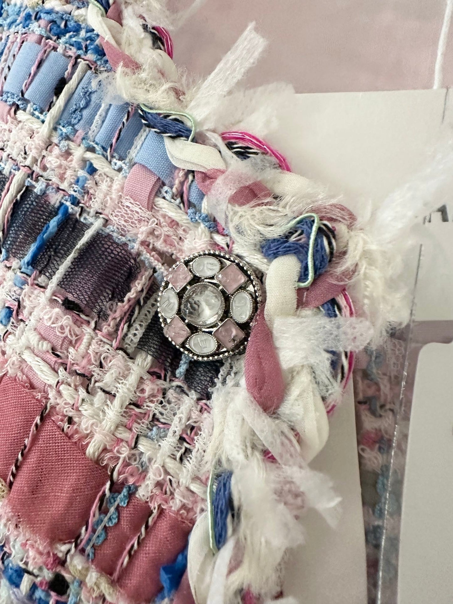 Pastellfarbenes Tweed-Crop-Top mit ausgefransten Kanten und verzierten Knöpfen 